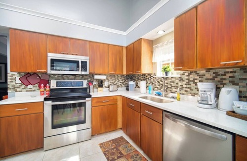 Southside House | ~Screaming Eagle Sleeps 11 Heated Pool & Spa~