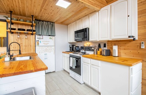 Shenandoah House | Screened porch, deck, swing Shenandoah Valley!