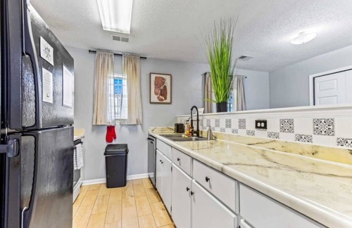 Pooler House | Screened Porch, Firepit, Patio! Peaceful in Pooler