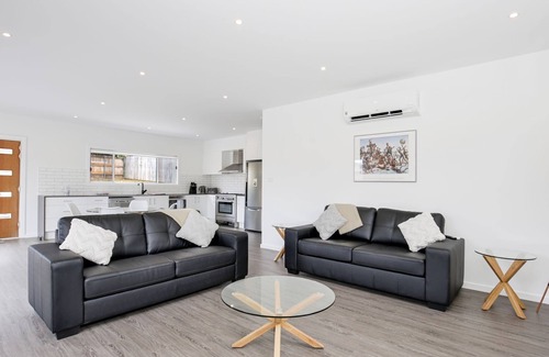 Basin View House | Scribbly Gum - Pet Friendly - 15 Mins Drive to Hyams Beach