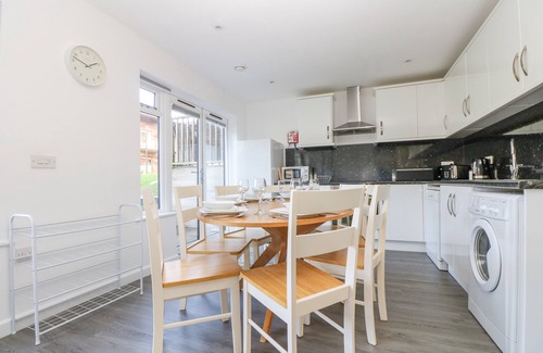 Porthtowan Cottage | SEA BREEZE 17 GANNEL, pet friendly, with a garden in Porthtowan