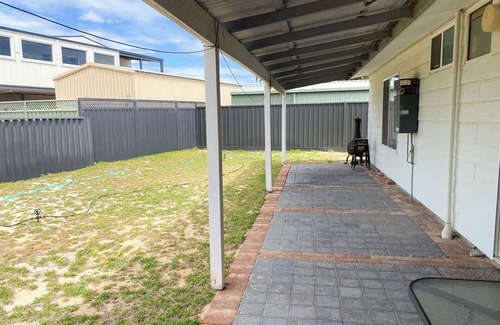 Lancelin House | Sea Breeze-A cosy 4×1 holiday home, just 300m from Lancelin Back Beach!