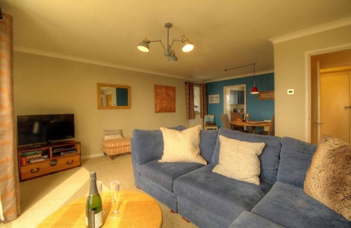 South Hayling Apartment | Sea Breeze Haven | 4 Beds with Stunning Views