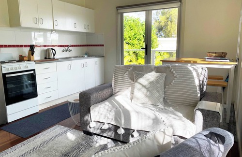 Urangan Apartment | Sea Breeze & partial Water Views among the palm tree canopy -Apt 4.