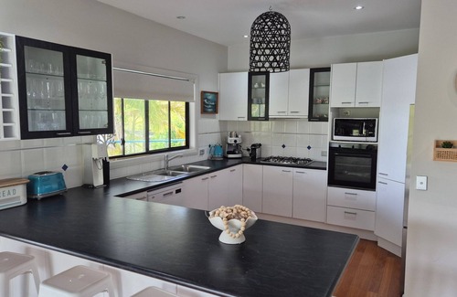 Elizabeth Beach House | Sea Breeze - perfect beach getaway for family, friends and pets
