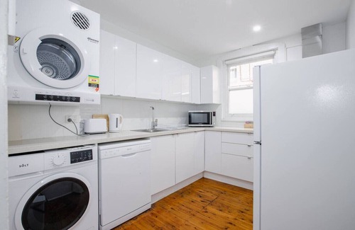 Manly Apartment | Sea Breeze Retreat - Prime Spot for Families & Couples