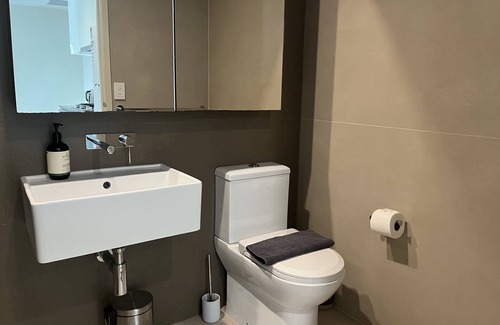 Docklands Apartment | Sea & City-view High Rise QB Apt w/WiFi, Pool, Gym near Tram, Bus, SkyBus, Train