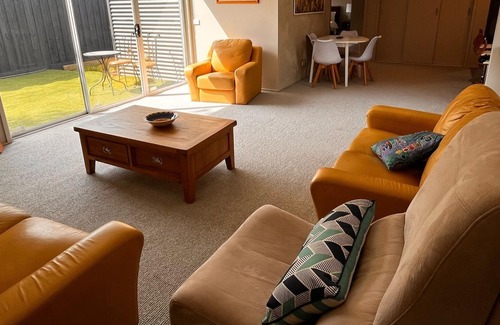 North Shore House | Sea Crest, stroll to bay, stylish unit in Northshore, Geelong