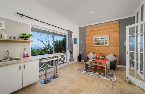 Port Elizabeth Apartment | Sea-Facing*Spectacular Views*Spacious*En-Suite Bathroom*Kitchenette*Balcony