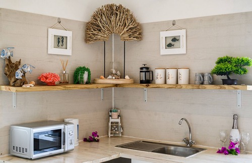 Port Elizabeth Apartment | Sea-Facing*Spectacular Views*Spacious*En-Suite Bathroom*Kitchenette*Balcony