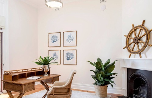 Semaphore House | SEA FRONT GRANDEUR - Beachfront, very close to shops &restaurants.