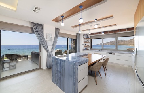 Koutsouras Condo | Sea-front luxury penthouse with panoramic views with hot tub