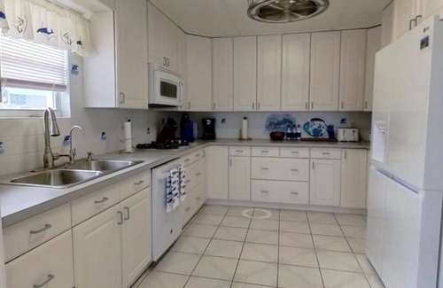 Man O War Cay House | Sea Hope Man O War Cay: Tropical Paradise Just Minutes Walk from the Beach!