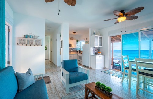Guaniquilla House | “Sea House Of Beauty”Beachfront/AC/Wi-Fi/Gated Prkng