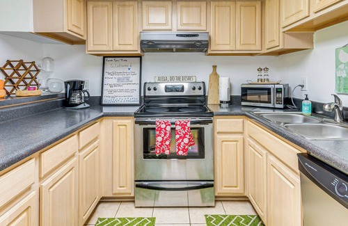 Villa Sabine Condo | ‘Sea La Vie’ Condo: Pensacola Beach Access!
