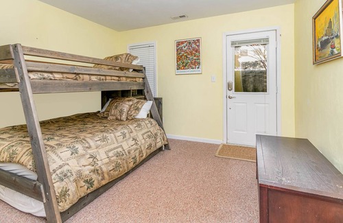 Croatan Beach House | Sea La Vie! Large and updated within walking dista
