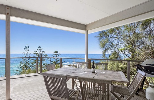 Manyana House | Sea La Vie Manyana - sitting on headland above ocean