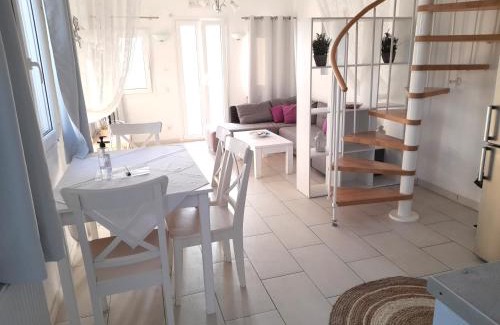 Kamari Apartment | Sea paradise villas - Seaside & private jacuzzi