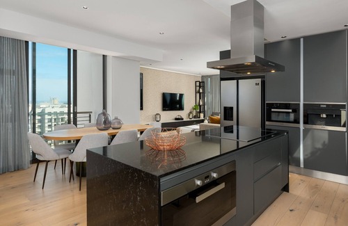 Sea Point Apartment | Sea Point Penthouse Rooftop Deck with Jacuzzi