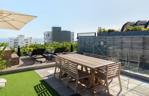 Sea Point Apartment | Sea Point Penthouse Rooftop Deck with Jacuzzi