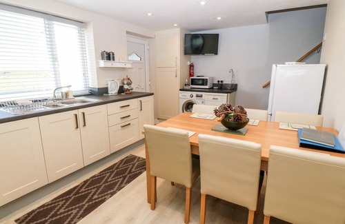 Dinas Dinlle Cottage | SEA SCAPE, family friendly, country holiday cottage in Dinas Dinlle