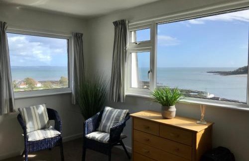 West Looe Apartment | Sea Spirit - Sweeping Sea Views first floor spacious modern apartment in Looe- with FREE parking!