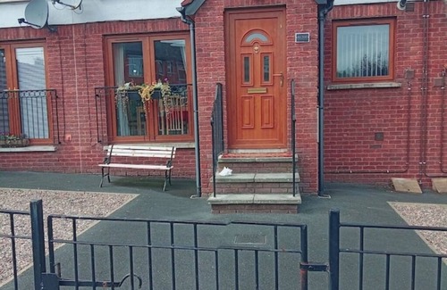 Bangor Apartment | Sea Surf, 2 bedroom, fully equipped ground floor apartment, sleeps 4, in city