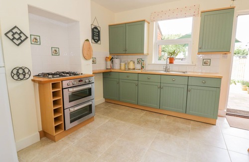 Frinton-on-Sea Cottage | SEA VIEW COTTAGE, pet friendly, with open fire in Frinton-On-Sea