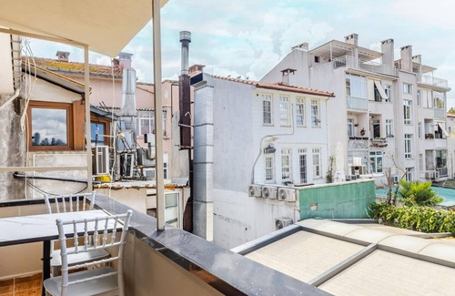 Beylerbeyi Apartment | Sea View Flat w Balcony Near Beylerbeyi Palace