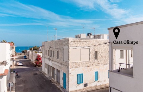Specchiolla House | Sea view house - 50 steps from the sea - sleeps 4 -veranda with sea view