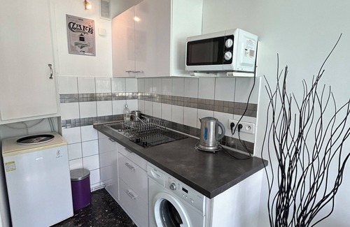 Les Baumettes Apartment | SEA VIEW STUDIO 50M FROM THE PROMENADE AND BEACHES