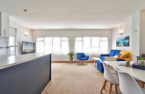 Colchester House | Sea Views & Chic 2-Bed Retreat by the Coast
