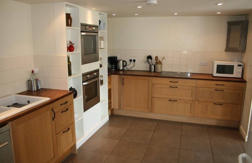 Newport House | Sea views, short stroll to a beautiful sandy beach