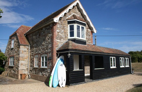 Newport House | Sea views, short stroll to a beautiful sandy beach