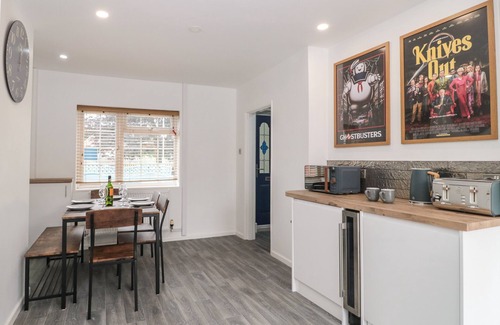 Burnham-on-Sea Cottage | SEABAR, pet friendly, country holiday cottage in Burnham-On-Sea