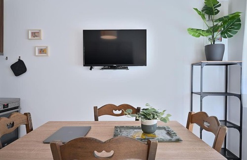 Palaio Faliro Apartment | Seabreeze apartment in Palaio Faliro/Netflix
