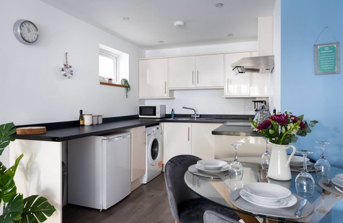 Newquay City Centre Apartment | Seabreeze Newquay 2 min walk to beach, private parking on a quiet road