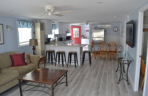Seabrook House | Seabrook 136 Franklin St Front Unit Steps to Beach-June 16-28