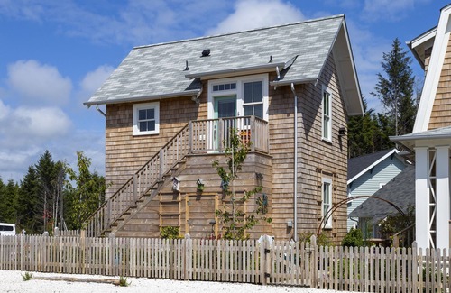 Seabrook House | Seabrook's High Tide Green Grass, relax with a view of the horse pasture!
