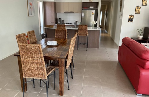 St Leonards House | Seacluded, 750 m walk to the beach, pet friendly