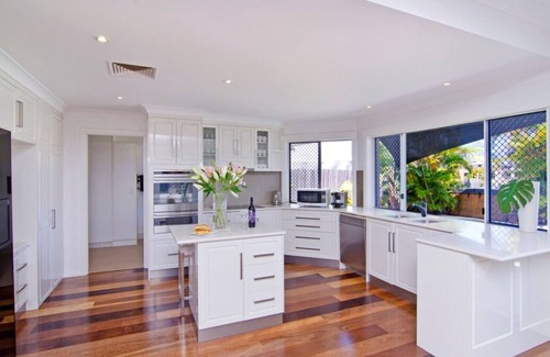 Bundall House | Seaclusion Waterfront Heated Spa+ Pool, Trampoline
