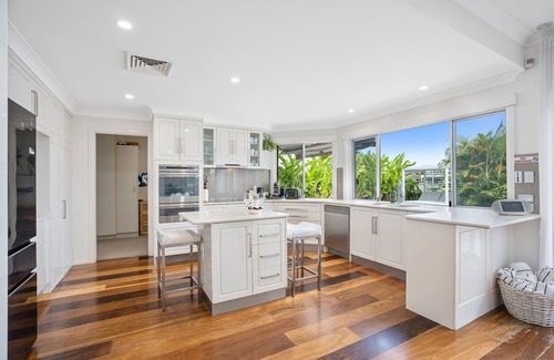 Bundall House | Seaclusion Waterfront Heated Spa+ Pool, Trampoline