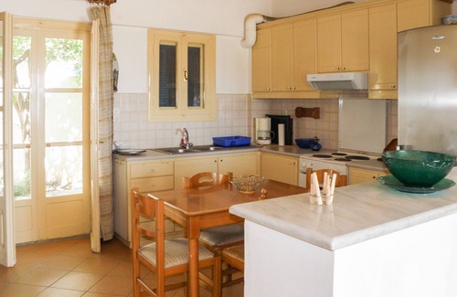 Tavari House | Seafront 2 Bedroom Apartment With Parking