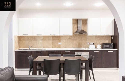 Sliema Apartment | Seafront 4BR APT with mesmerising Balcony & VIEWS