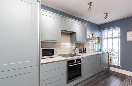 Bare Apartment | Seafront Apartment - Sleeps 6 - Gateway to the Lake District - Brand New
