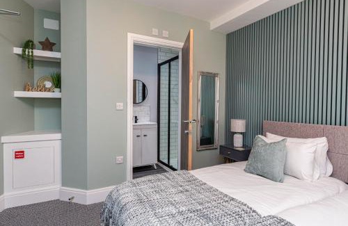 Bare Apartment | Seafront Apartment - Sleeps 6 - Gateway to the Lake District - Brand New