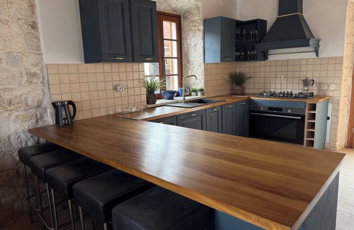 Cove Tri Zala (Zrnovo) Villa | Seafront Historic Villa | Private pool, kayaks and bikes