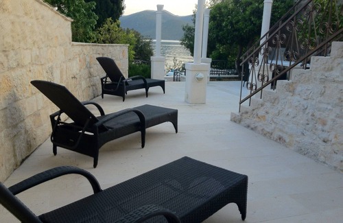 Cove Tri Zala (Zrnovo) Villa | Seafront Historic Villa | Private pool, kayaks and bikes