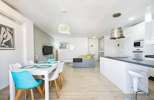 La Malagueta Apartment | Seafront. O Malagueta II. Estacionamento, Wifi, Vistas Malagueta Praia, Primavera UM