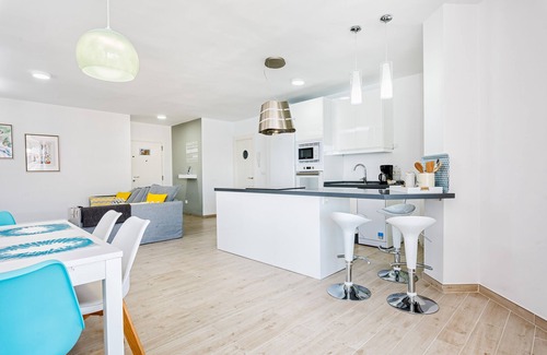 La Malagueta Apartment | Seafront. O Malagueta II. Estacionamento, Wifi, Vistas Malagueta Praia, Primavera UM